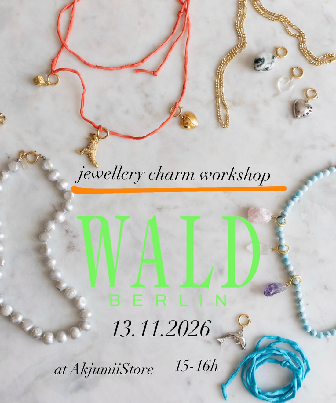 Eine Auswahl an Perlen-, Pailletten- und Kettenhalsketten mit verschiedenen Anhängern, die für einen DIY-Workshop für Anhänger-Schmuck in München bei Akjumii von WALD Berlin am 13.11.2026 werben.