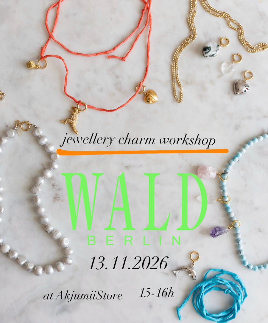 Eine Auswahl an Perlen-, Pailletten- und Kettenhalsketten mit verschiedenen Anhängern, die für einen DIY-Workshop für Anhänger-Schmuck in München bei Akjumii von WALD Berlin am 13.11.2026 werben.