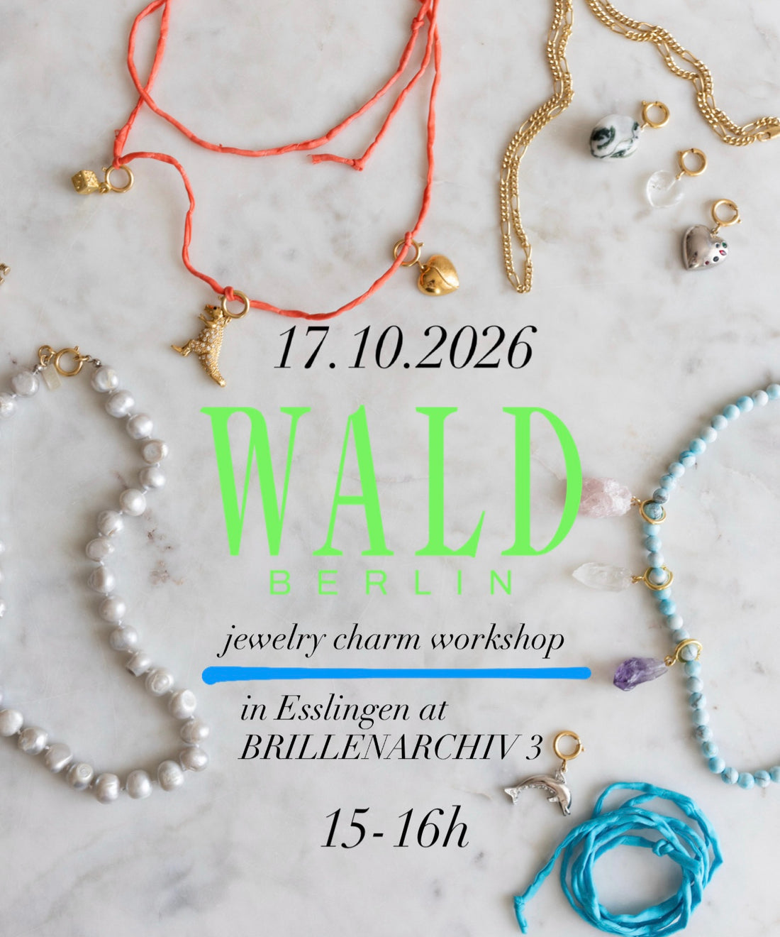 Auf einer weißen Fläche sind verschiedene Halsketten, Armbänder und Anhänger von WALD Berlin ausgestellt, ergänzt durch Veranstaltungsdetails zum DIY-Workshop für Anhänger-Schmuck am 17. Oktober 2026 in Esslingen.