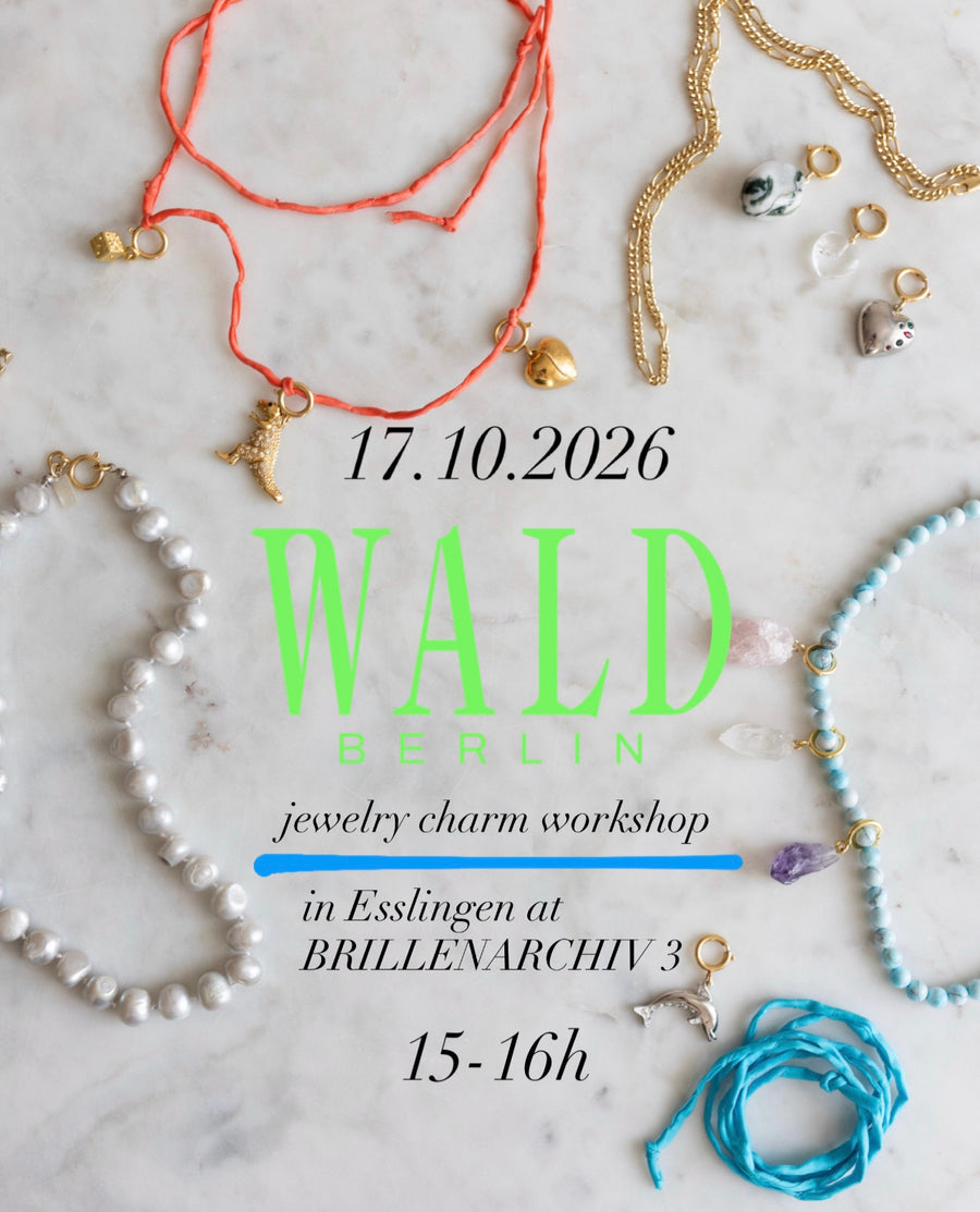 Auf einer weißen Fläche sind verschiedene Halsketten, Armbänder und Anhänger von WALD Berlin ausgestellt, ergänzt durch Veranstaltungsdetails zum DIY-Workshop für Anhänger-Schmuck am 17. Oktober 2026 in Esslingen.