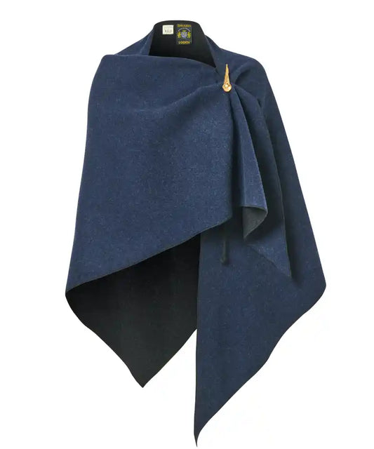 Marineblauer Loden-Schal „Homeland“ von WALD Berlin x Helena Harfst, der um die Schulter gewickelt und mit einer goldfarbenen Brosche befestigt ist.