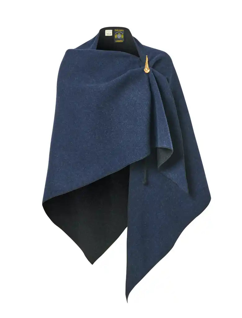 Marineblauer Loden-Schal „Homeland“ von WALD Berlin x Helena Harfst, der um die Schulter gewickelt und mit einer goldfarbenen Brosche befestigt ist.