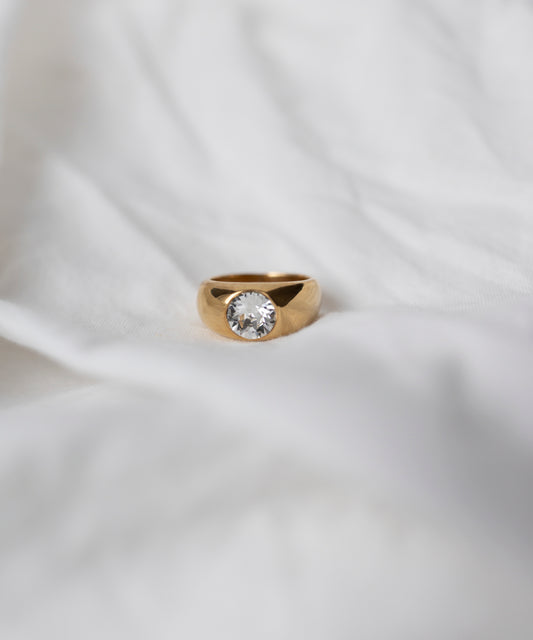 The Pop Swarovski Ring by WALD Berlin, featuring a single round Swarovski Stone, is displayed on a white fabric background.