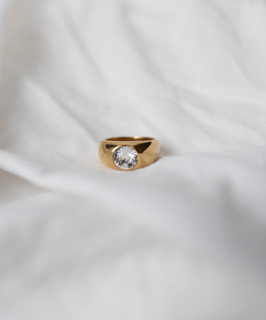 The Pop Swarovski Ring by WALD Berlin, featuring a single round Swarovski Stone, is displayed on a white fabric background.