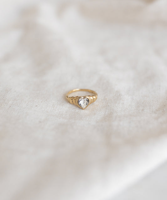 A WALD Berlin "Be My Lover Ring Mini" with a diamond in the center.