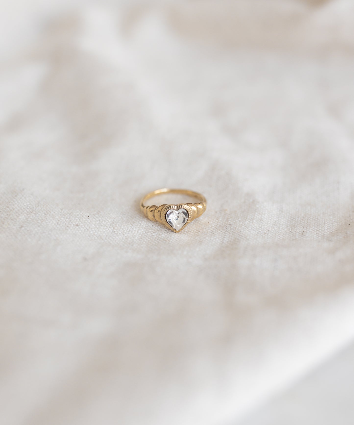 A WALD Berlin "Be My Lover Ring Mini" with a diamond in the center.