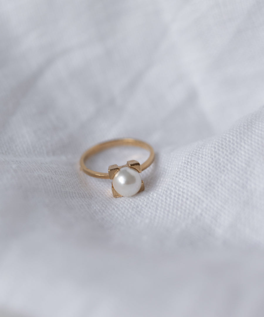 The WALD Berlin SAMPLE SALE Pop Pearl Ring Mini features a minimalist gold plated brass band with a single round pearl, shown on a white textured fabric background.