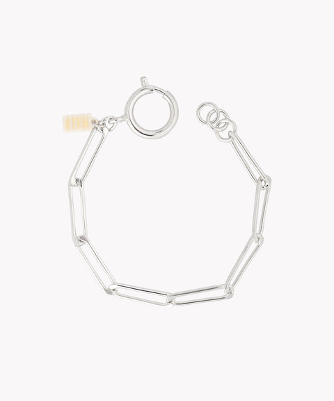 The SAMPLE SALE Ashley Bracelet Silver by WALD Berlin features elongated oval links, a round clasp, and a small rectangular tag.