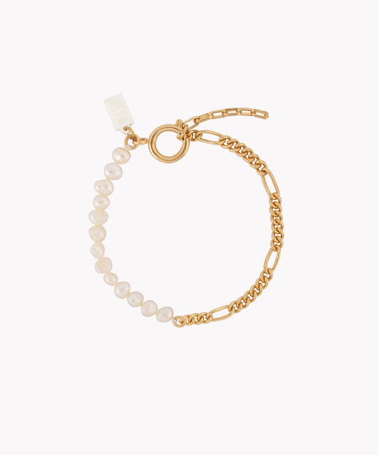 A Pas De Deux Bracelet handmade with pearls and a chain, by WALD Berlin.