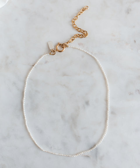 A Fine Rice Pearl Necklace with a gold chain, jewelry from WALD Berlin.