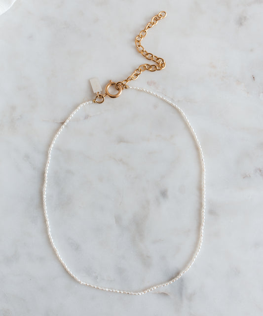 A Fine Rice Pearl Necklace with a gold chain, jewelry from WALD Berlin.